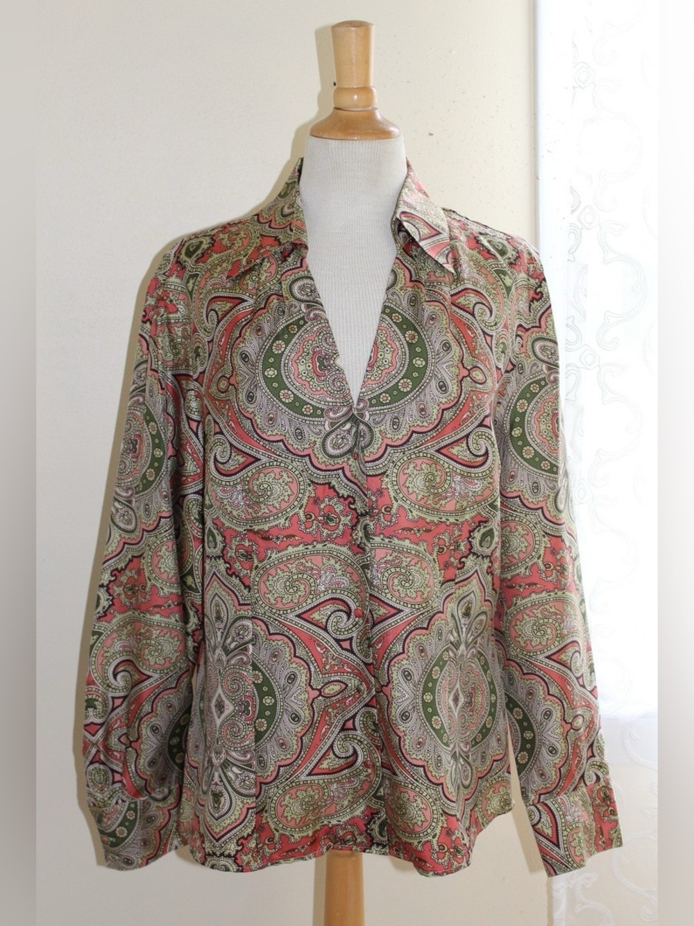 Ann Taylor 100% silk Paisley Button-Up Blouse in Coral and Olive size 6